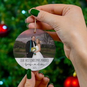 2023 Foto personalizada Nuestro primer adorno de cerámica casado de Navidad / Adorno personalizado / Adorno de matrimonio con foto