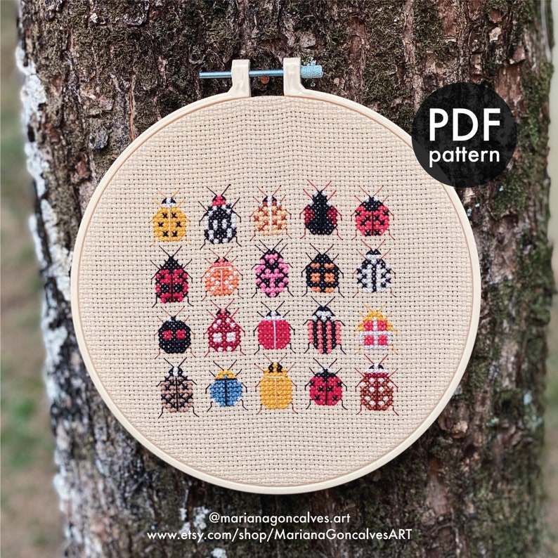 Peut inclure: Un motif de point de croix repr&eacute;sentant divers col&eacute;opt&egrave;res color&eacute;s, pr&eacute;sent&eacute; dans un cercle &agrave; broder en bois. Les insectes sont dispos&eacute;s en grille, avec une vari&eacute;t&eacute; de couleurs et de motifs. Le texte "PDF pattern" est dans un cercle noir. Le nom de l'artiste et l'URL de la boutique sont en bas.