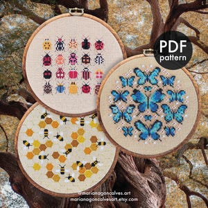 Peut inclure: Trois motifs de point de croix dans des cerceaux en bois. L'un pr&eacute;sente des insectes color&eacute;s, un autre des papillons bleus et le troisi&egrave;me des abeilles et des nids d'abeilles. Un cercle noir avec "PDF pattern" est visible. L'URL de la boutique Etsy est &eacute;galement visible.