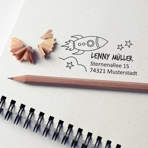 Holzstempel für Kinder personalisiert "Rakete", Stempel, Name, Adresse, Adressstempel, Geschenk zur Einschulung, 6 x 3 cm, mit Stempelkissen