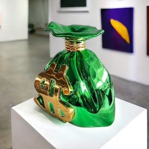 Statua pop art dorata Money Bag (scultura) di Alec Monopoly ispirata all’orso Kaws cromato