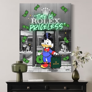 Könnte beinhalten: Eine Comic-Ente mit Zylinder trägt eine grüne Geldbörse und eine grüne Einkaufstasche mit dem Wort "Rolex" darauf. Der Hintergrund ist ein Schwarzweißbild eines Ladengeschäfts mit den Worten "Time is Rolex priceless" in grünen Neonbuchstaben.