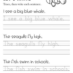 Op de afbeelding: Zwart-wit werkblad met de titel "LET'S WRITE" met traceer- en schrijfoefeningen. De zinnen zijn: "I see a big blue whale", "The seagulls fly high" en "The fish swim in schools". Een cartoon vis illustratie staat rechtsboven.