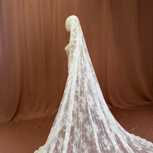 vintage bridal veil,lace trim veil,Chantilly lace veil,French lace veil,mantilla veil,full lace veil,long veil,flower lace veil
