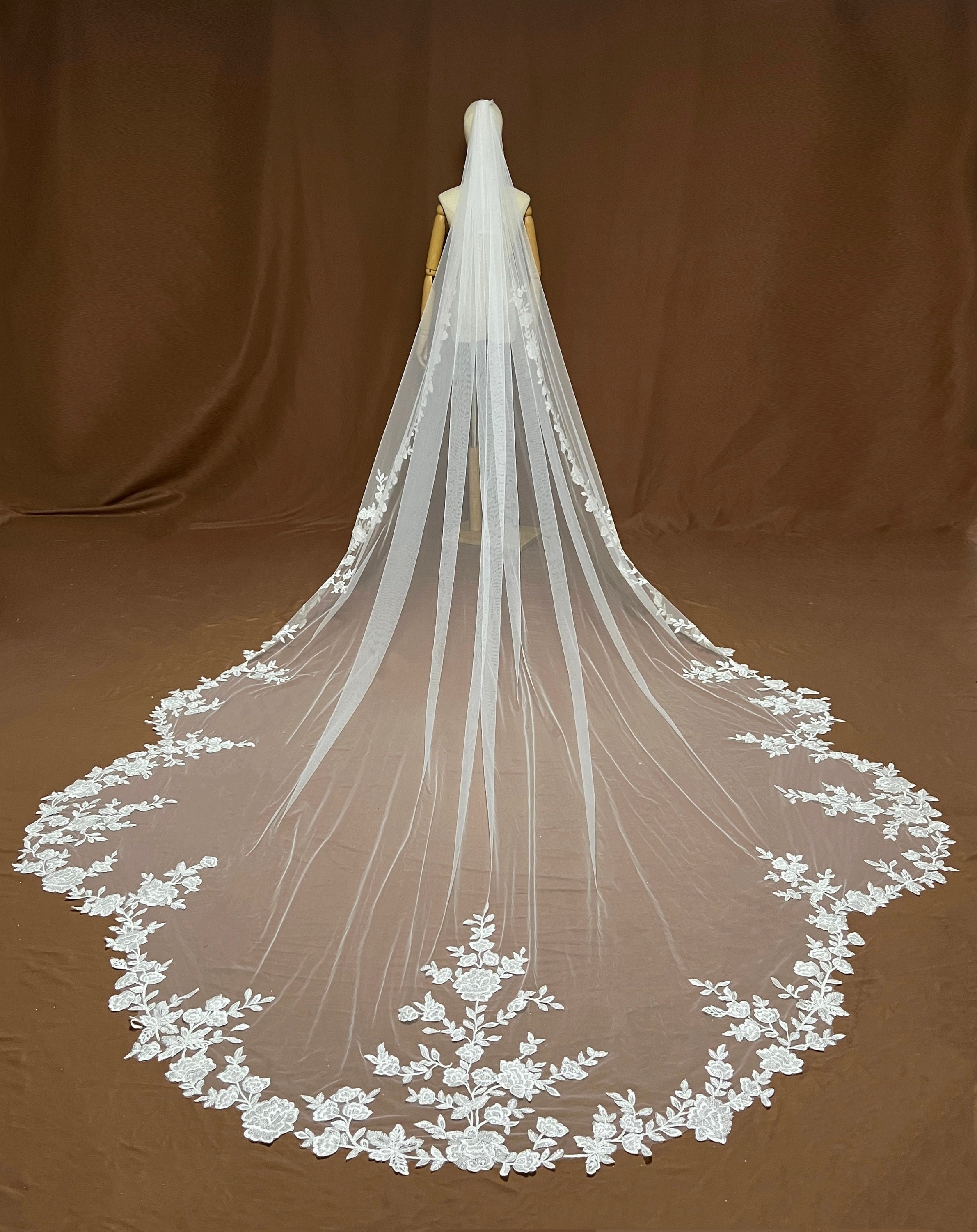 royal length veil,bridal long veil,single layer veil,wedding veil,floral lace veil,scolloped shape veil,special edge veil,lace trim veil,