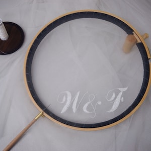 Velo de novia a medida, velo bordado, velo con monograma, velo hasta la punta del dedo, velo con letra Lunéville, velo de novia color marfil, velo de novia