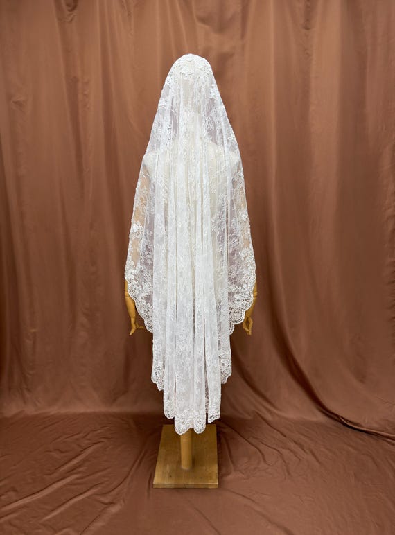bridal short veil,full lace veil,mantilla veil,chantilly lace veil,French lace veil,lace trim veil,vintage veil