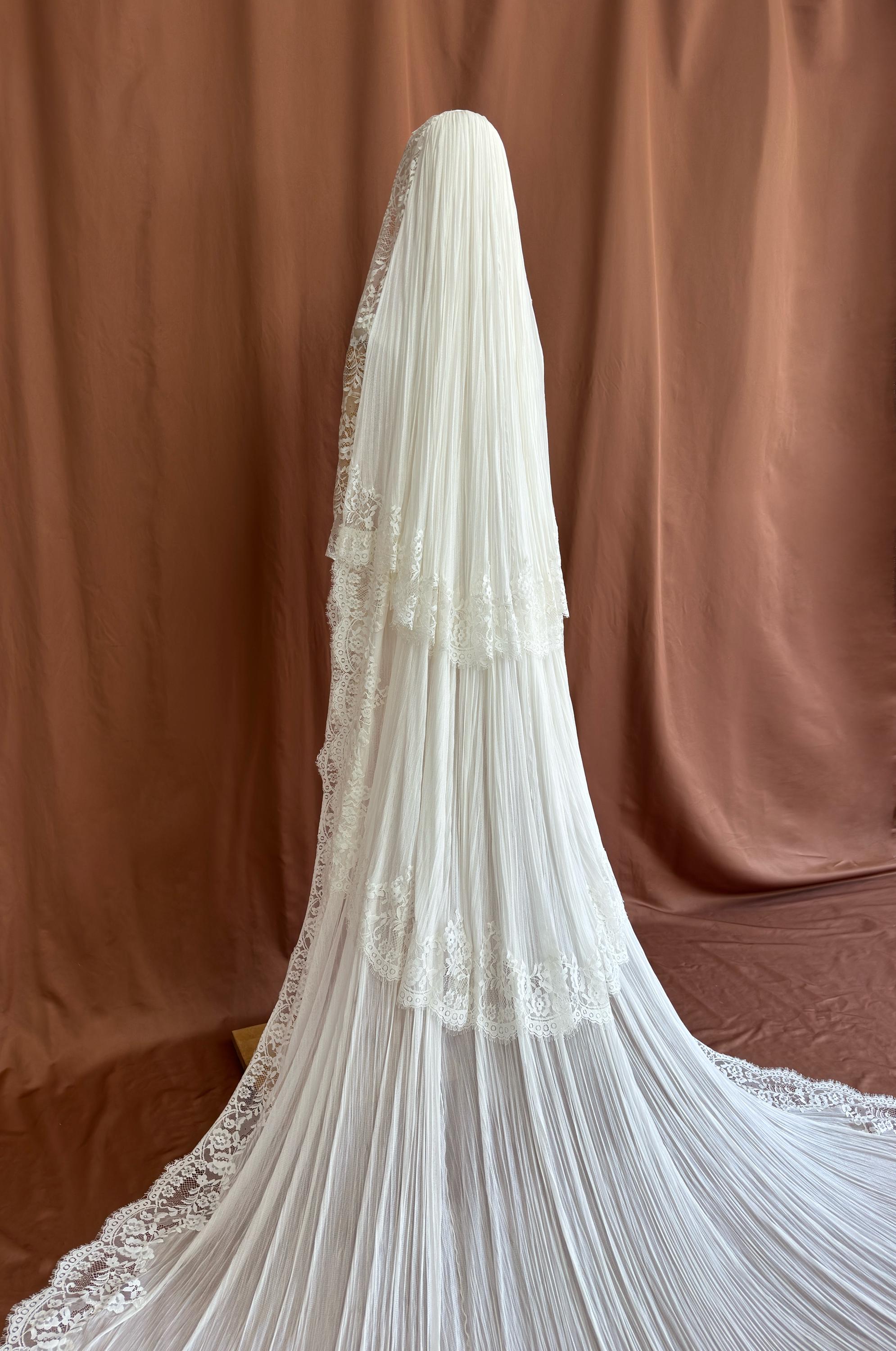 mantilla veil,vintage veil,tiered veil with lace trim,bridal silk tulle veil,wedding veil,bridal veil,cathedral veil,drop Veil,
