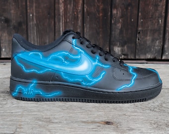 Nike Air Force 1 ( AF1 ) "Blue Lightning" ( Cartoon - Drip - Logo - Sono possibili anche creazioni proprie )