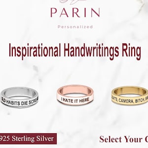 Puede incluir: Tres anillos de plata, oro y oro rosa con diferentes frases inspiradoras grabadas en ellos. Las frases son "Old Habits Die Screaming", "I Hate It Here" y "Lights, Camera, Bitch, Smile".