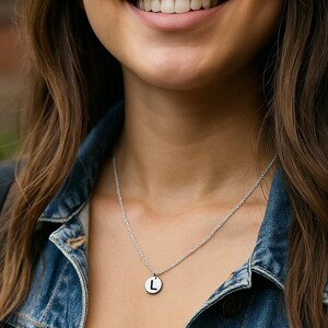 Collar de disco con inicial personalizado: plata de ley, oro u oro rosa