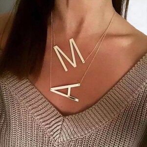 Collar con inicial grande de Alexis Rose, Collar con inicial lateral, Collar con letra de gran tamaño, Collar con inicial grande, Regalos para damas de honor