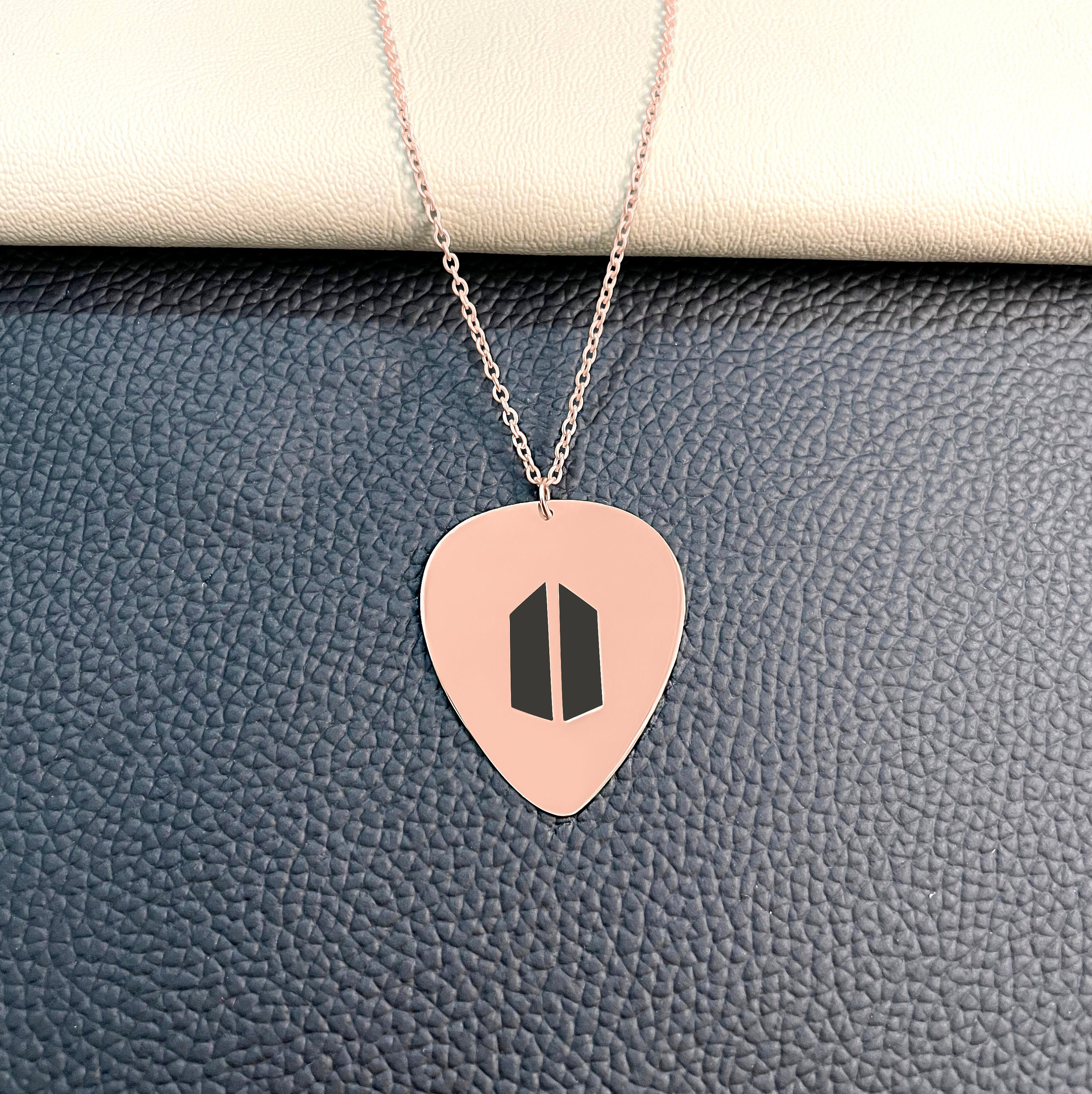 【BTS公式】GUITAR PICK NECKLACE silver il_fullxfull.3709966957_bhiz.jpg
