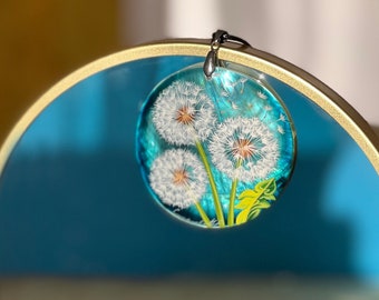 Nature&#39;s Delight: Artistic Nacre Pendant - Hand-Painted Three Dandelions on Blue, A Tribute to the Fleeting Beauty and Symbol of Resilience