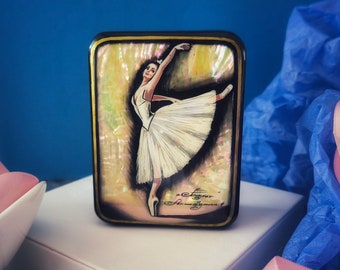 Scatola in lacca russa: Graziosa ballerina in danza. Dipinto a mano su elegante portagioie per gioielli. Miniatura estetica su scatole in stile slavo
