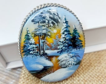 Broche En Nacre Peinte à La Main – Paysage Russe, Style Fedoskino