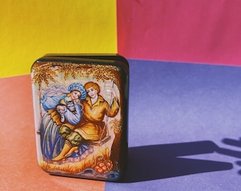 Prachtige Slavische lakdoos "Сouple on a swing" Handgeschilderd miniatuur schilderij sieradendoos parelmoer papier-maché kunstcadeau Fedoskino