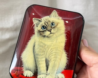 Lakdoosje sieraden: wit katje op rood. Sierlijke dierenherinneringsdoos. Unieke handgeschilderde snuisterijdoos van papier-maché. Cadeau voor kattenmoeder