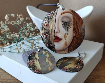 Pendant and earrings of "Larme d'Or" (Golden tears). Freya's tears. Hand-painted on mother-of-pearl. Hand paint necklace pendant. Klimt.