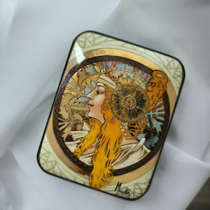Schmucklackdose: Blond von Alphonse Much. Byzantinerkopf-Serie auf Schmuckschatulle. Zierliche Jugendstil Schmuckaufbewahrung. Geschenk für Frau