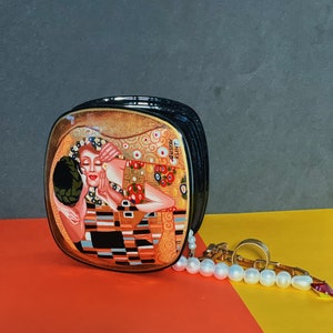 Beautiful Russian Lacquer Box " The Kiss " Hand painted miniature painting jewelry box Mother of pearl Papier mache Art gift Fedoskino