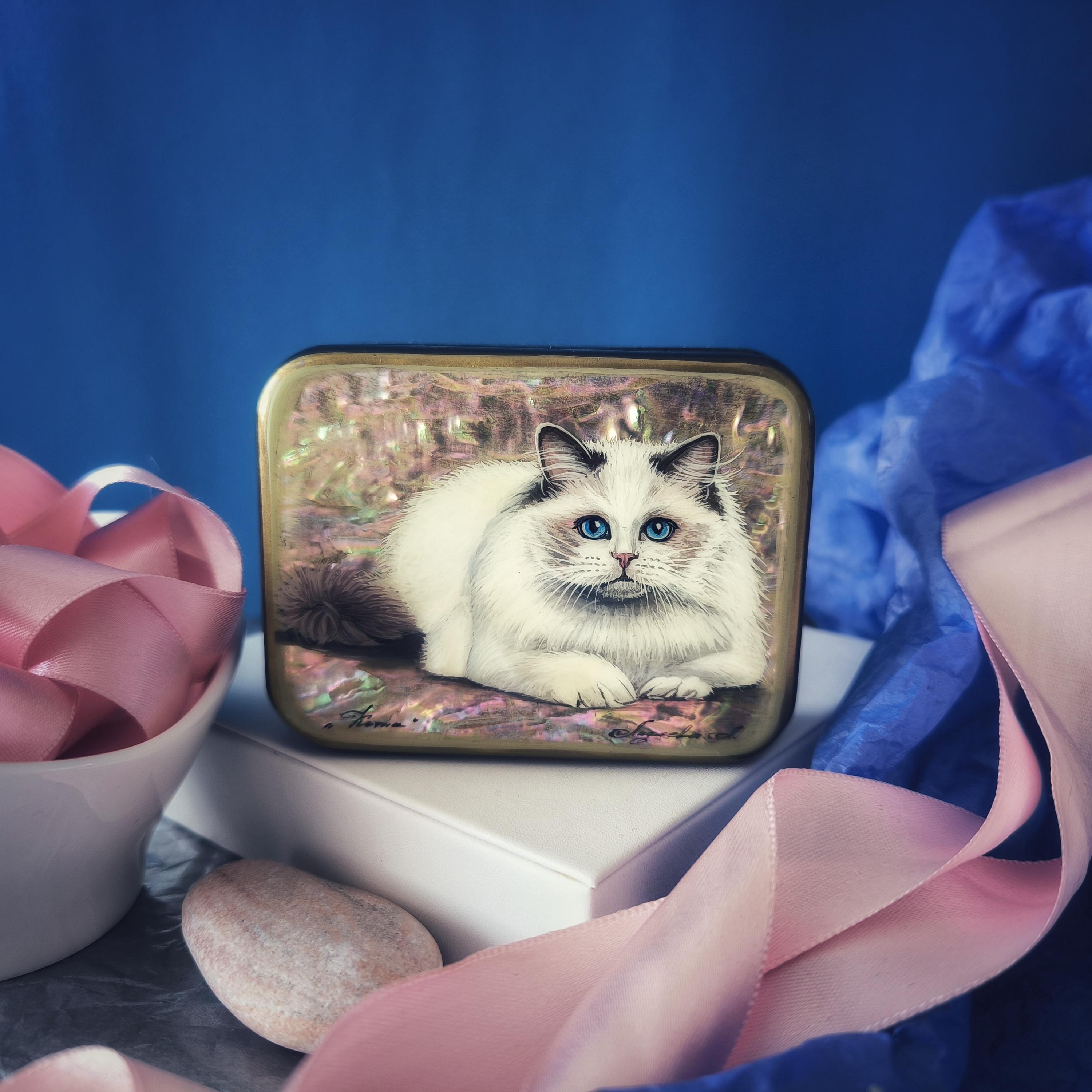 ジュエリーラッカーボックス：白い猫ちゃん。青い目をした優美なペット用小物入れ。手描きのジュエリー収納。マザーオブパールのアート。猫ちゃんママへのギフト