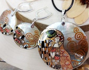 Handmade jewelry set: Kiss by Gustav Klimt. Dainty passion love on Mother of pearl. Hand painted statement jewellery. Gift for art lovers
