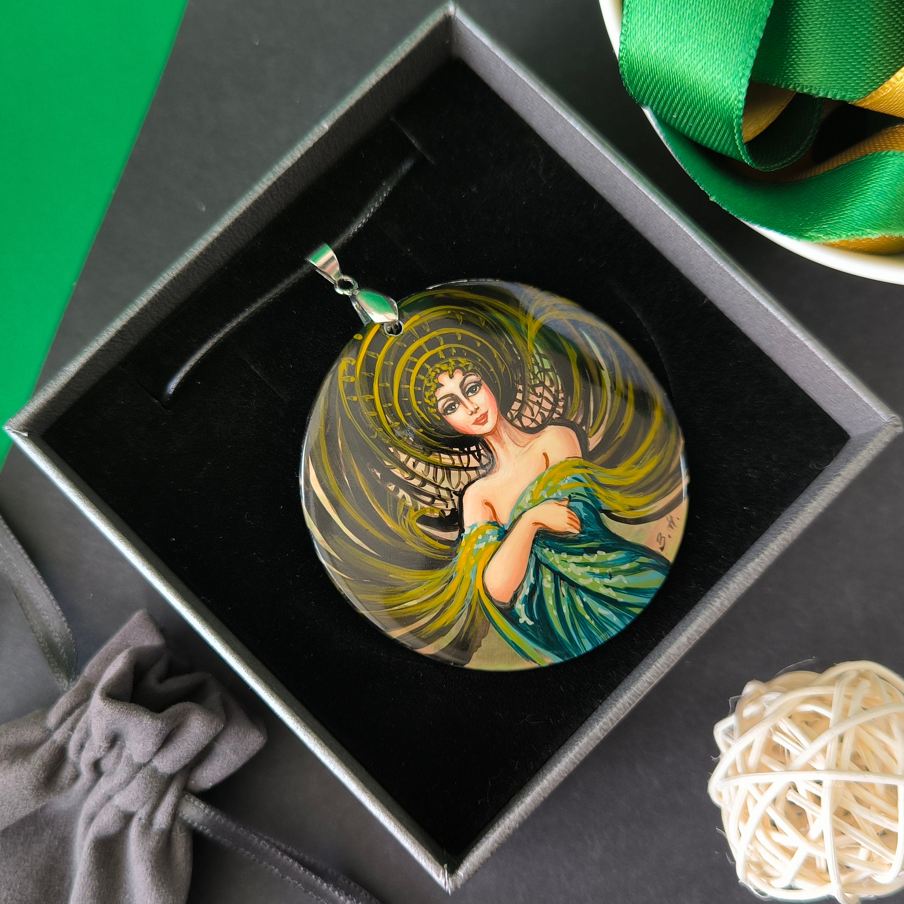 Broche fat man penture russe mnature laquée Fedoskno bjoux artsanal tradtonel Broche fat man penture russe mnature laquée Fedoskno bjoux artsanal tradtonel