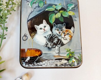 Joyeros lacados: Gatitos adorables. Delicada caja de baratijas pintada a mano. Divertidos gatos juguetones en una caja de papel maché. Un regalo elegante para tu hija.