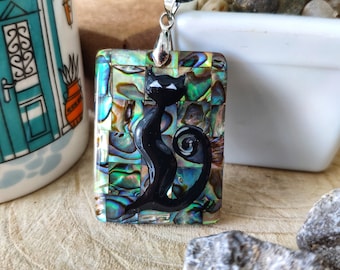 Pearl pendant necklace: Black cat painted on heliotis pendant. Green shell necklace. Dainty handmade jewelry. Stylish gift for cat lovers