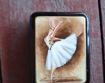 Lakdoosje sieraden: ballerina. Sierlijke danseres in Tsjaikovski-ballet. Elegante snuisterijdoos.  Geschilderd papier-maché. Uniek cadeau voor dochter.