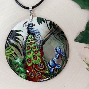 Wunderschöner Pfauenmuschel-Anhänger. Handbemalter Perlmuttschmuck, russischer Lack. Hochzeitsgeschenk. Schmuck aus Muscheln. Neujahrsgeschenk
