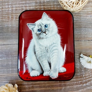 Beautiful Russian Lacquer Box &quot;White cat &quot; Hand painted miniature painting jewelry box Mother of pearl Papier mache Art gift Fedoskino