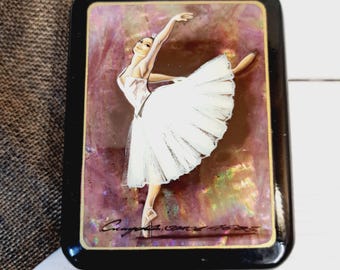 Lakdoosje sieraden: dansende ballerina. Arabeske positie. Handgeschilderd abalone-snuisterijdoosje. Parelmoer aandenken. Sierlijk cadeau voor vrouw