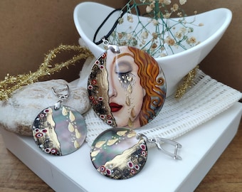 Conjunto de joyas artesanales: Lágrimas doradas de Freya. Delicada emoción femenina con un estilo inspirado en Klimt. Pendientes únicos pintados. Collar con colgante de perla.