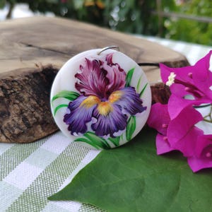 Collar con colgante de perla: Elegante flor de iris azul. Joyería única hecha a mano, pintada sobre laca. Delicado collar floral, un regalo para tu novia.
