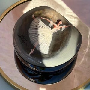 Beautiful Russian Lacquer Box"Dancing ballerina" Hand painted miniature painting jewelry box Mother of pearl Papier mache Art gift Fedoskino