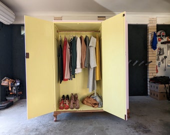 VERKOCHT - Upcycled massief houten antieke garderobe