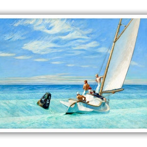 Op de afbeelding: Een schilderij van een zeilboot met een wit zeil en vier mensen aan boord. De boot vaart op een helderblauwe zee met een lichtblauwe lucht en witte wolken. Een donkere boeien is gedeeltelijk ondergedompeld in het water op de voorgrond.
