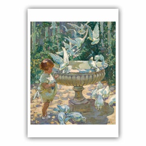 Pode incluir: Uma criança pequena com um vestido branco alimenta uma bandada de pombos brancos reunidos em torno de uma fonte de pedra num jardim.