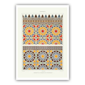 Può includere: Un'illustrazione vintage di intricati motivi geometrici in tonalità di blu, giallo, rosso e marrone. I titoli "ARABESQUES" e "MIHRAB DE LA MOSQUEE DE CHEFCHOUEN" sono stampati sotto i motivi.