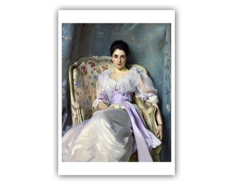 Puede incluir: Una mujer con un vestido blanco y una faja lavanda se sienta en un sillón de estampado floral sobre un fondo azul.
