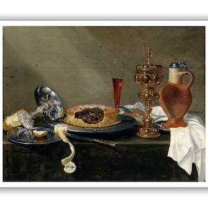 Op de afbeelding: Een stilleven dat een tafeldekking afbeeldt met een half opgegeten taart, een glas rode wijn, een zilveren kan, een zilveren kelk, een aardewerken kruik en een witte katoenen servet.