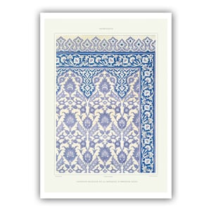 Puede incluir: Una ilustración vintage de un patrón de azulejos azul y blanco, con intrincados diseños florales. La imagen está titulada "Arabesques" y "Faiences Murales de la Mosquee d'Ibrahim Agha".