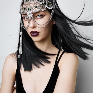 Vintage-inspired green silver hairpiece Event hair accessory Elegant beaded hair jewelry Delicate chain headpiece Photoshoot hair accessory