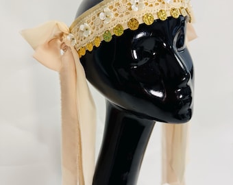 Diadema de encaje color marfil con detalles de perlas y lazos de cinta de satén / Tocado nupcial de estilo eduardiano