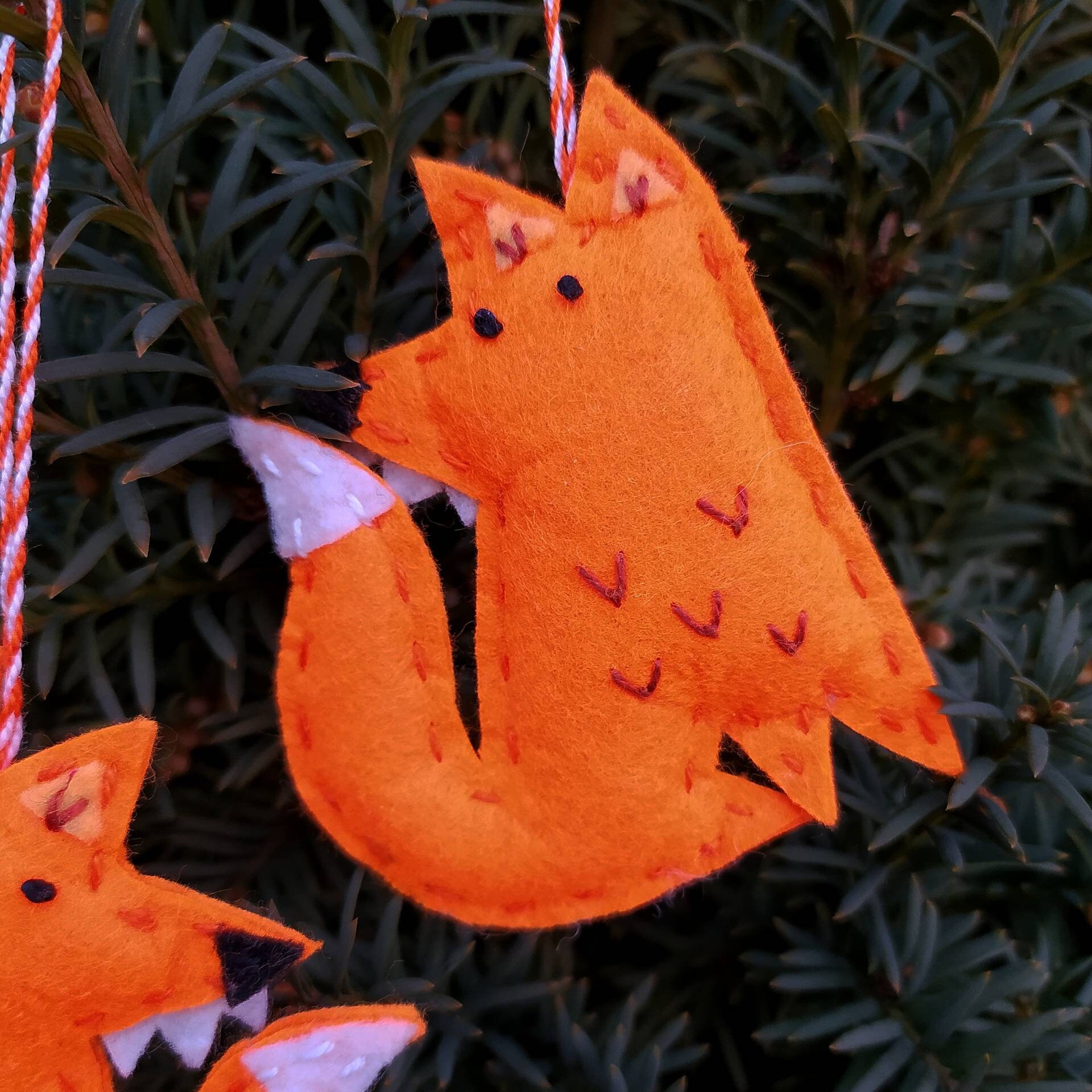 Un par de zorros sintieron adorno | Etsy