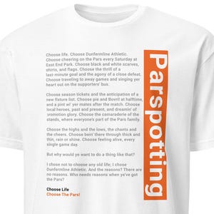 Pode incluir: Camiseta branca com o texto "Parspotting" em um retângulo vertical laranja no lado direito. A camiseta apresenta uma lista de texto em preto, descrevendo a experiência Dunfermline Athletic. O texto "Choose Life, Choose The Pars!" está na parte inferior.