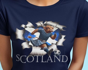 Escocia Fútbol Highland Cow en falda escocesa, fútbol escocés. Ejército de tartán. Camiseta unisex Fanático de Escocia