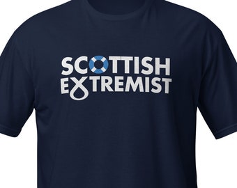 Puede incluir: Una camiseta azul marino con el texto "SCOTTISH EXTREMIST" en blanco. La "O" de SCOTTISH se reemplaza por una bandera escocesa azul y blanca.